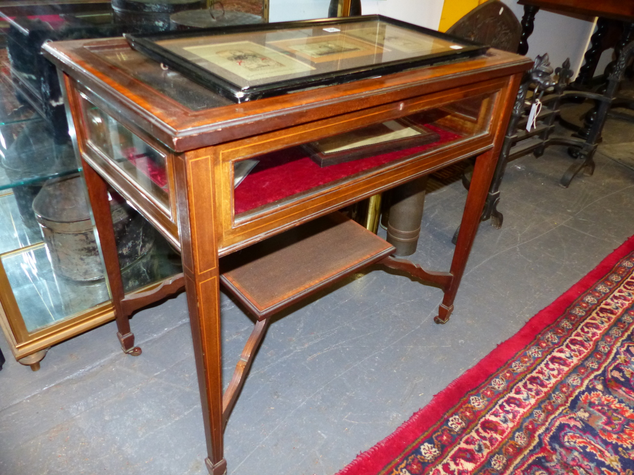 A GOOD QUALITY EDWARDIAN INLAID MAHOGANY BIJOUTERIE TABLE WITH BEVEL GLAZED TOP ON CROSS