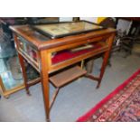 A GOOD QUALITY EDWARDIAN INLAID MAHOGANY BIJOUTERIE TABLE WITH BEVEL GLAZED TOP ON CROSS