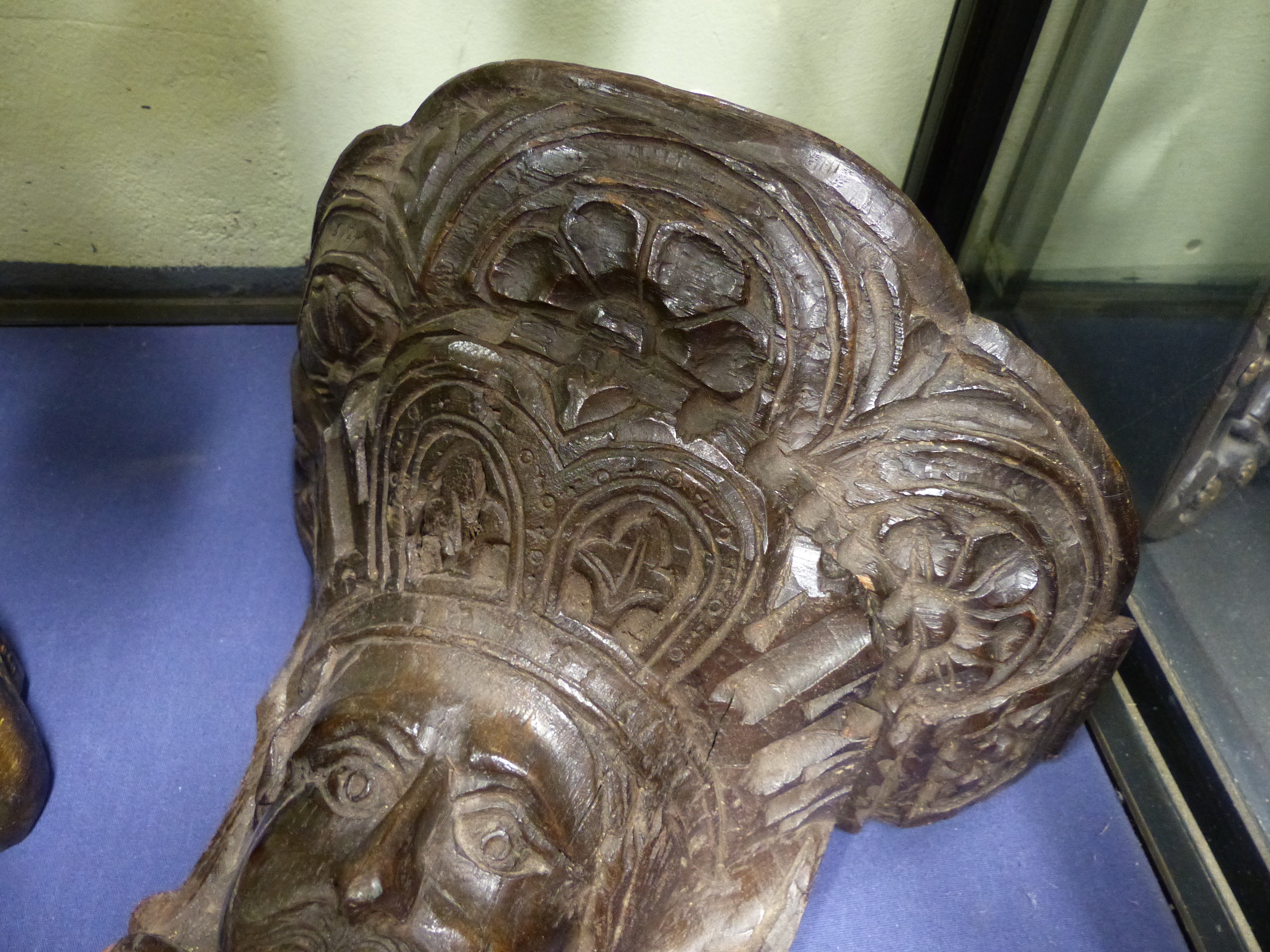 A PAIR OF EARLY CARVED OAK WALL BRACKETS, EACH DECORATED WITH THE FACE OF A MAN WITHIN SCROLLWORK - Bild 20 aus 22