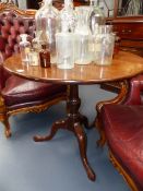 A GEORGIAN MAHOGANY CIRCULAR TILT TOP LAMP TABLE WITH TRIFID SCROLL LEGS ENDING IN PAD FEET. D.