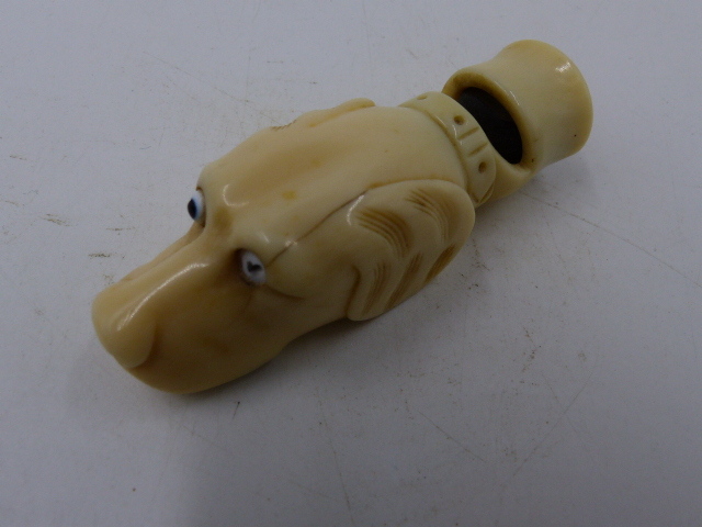 AN ANTIQUE CARVED IVORY WHISTLE IN THE FORM OF A DOG'S HEAD. W.6.5cms. - Bild 3 aus 10