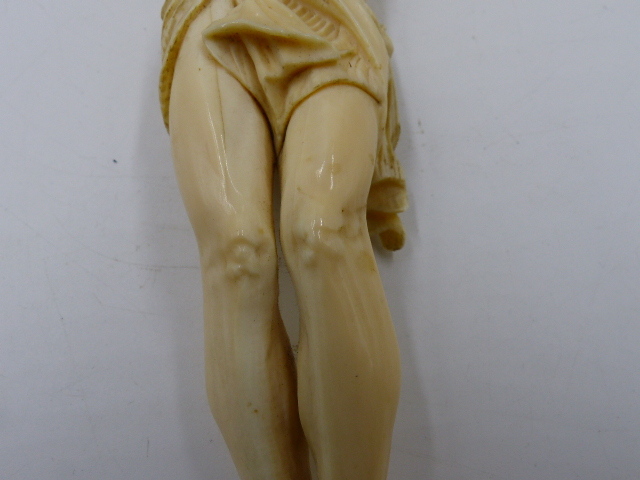 AN ANTIQUE CARVED IVORY CORPUS CHRISTI. H.22cms. - Bild 12 aus 20