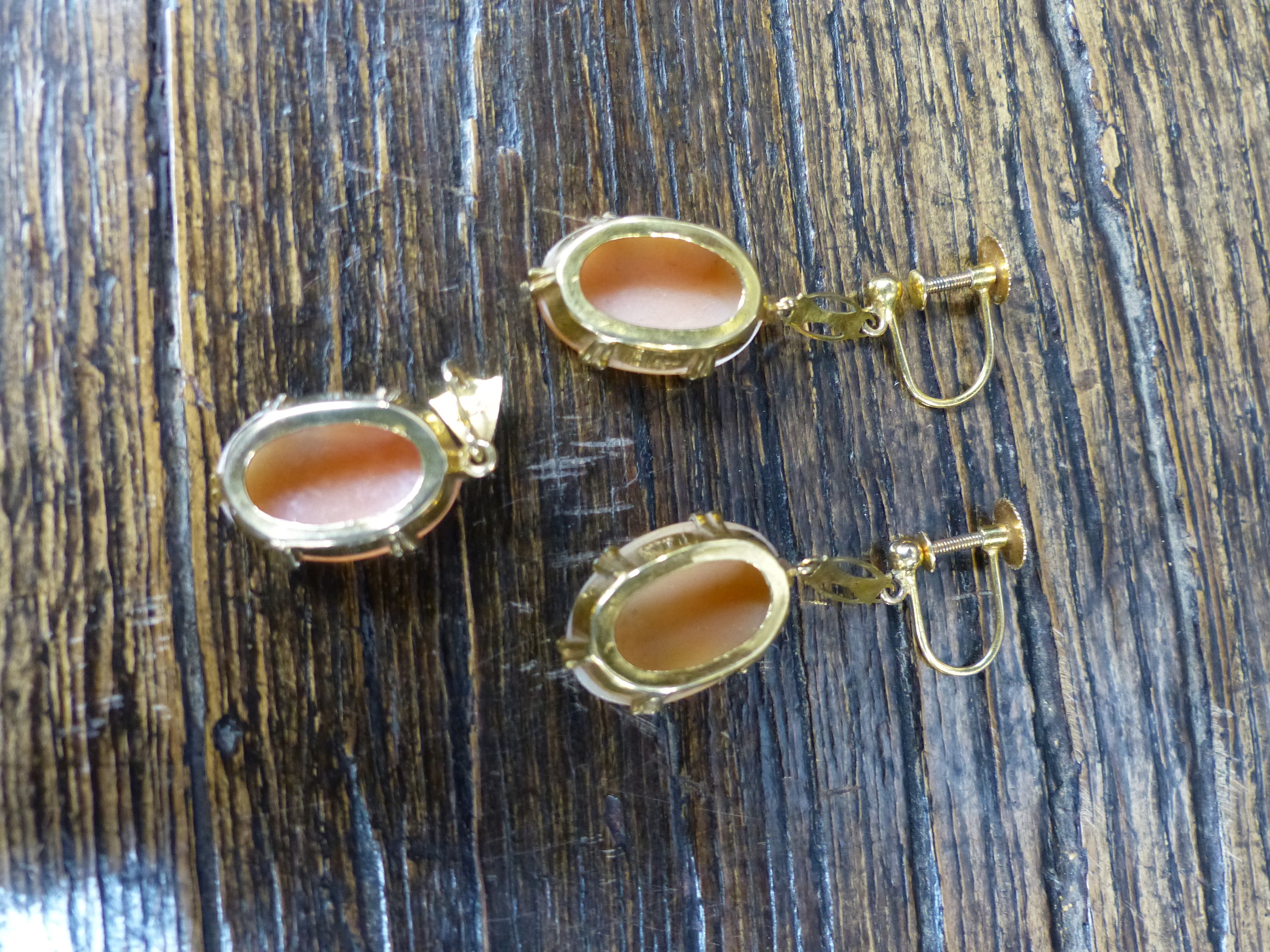 A PAIR OF 9ct GOLD SCREW BACK DROP CAMEO PORTRAIT EARRINGS, HALLMARKED CHESTER 1954, MAKERS MARK WJP - Image 7 of 14