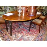 A GOOD QUALITY MAHOGANY GEORGIAN STYLE WAKE/DINING TABLE, EIGHT LEGS WITH GATELEG ACTION AND OVAL