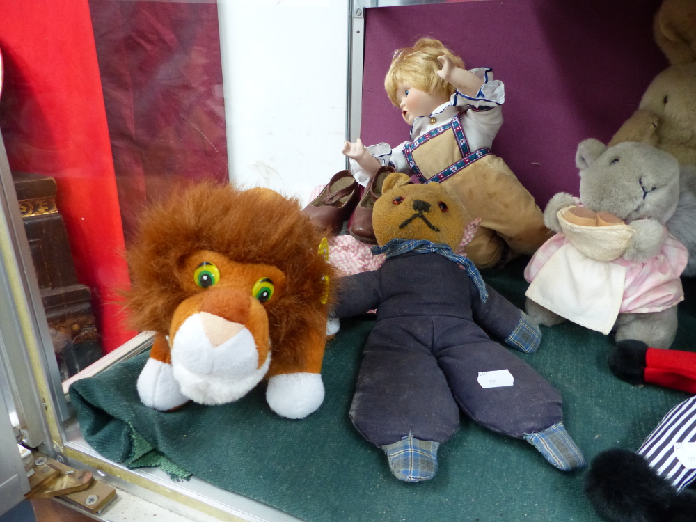 A COLLECTION OF VARIOUS DOLLS, TEDDY BEAR'S CLOTHING, A DOLL'S BED AND OTHER TOYS. (QTY) - Image 10 of 173