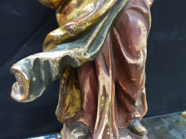 A CONTINENTAL CARVED AND POLYCHROME STANDING FIGURAL GROUP OF THE MADONNA AND CHILD WITH GILT - Bild 7 aus 32