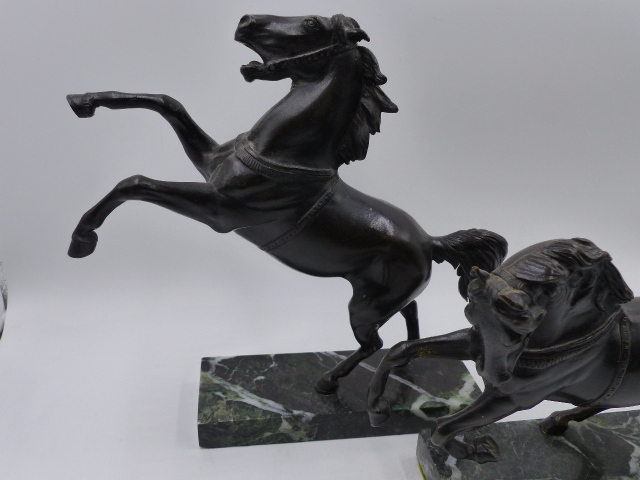 TWO ITALIAN GRAND TOUR BRONZE FIGURES OF PRANCING HORSES ON LATER MARBLE BASES. OVERALL H.24cms - Bild 4 aus 31