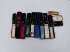 A BROAD SELECTION OF 9ct GOLD AND OTHER STICK PINS TO INCLUDE DIAMOND SET, SEAL ENGRAVED, ENAMELLED,