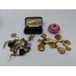 A QUANTITY OF GOLD AND YELLOW METAL CUFFLINKS, ETC.