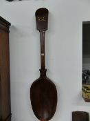 AN UNUSUAL CARVED PINE FOLK ART LARGE WOODEN SPOON, POSSIBLY A CUTLER'S SIGN. L.156cms (APPROX)