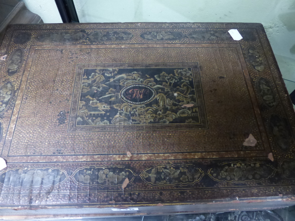 A CHINESE EXPORT LACQUER WORK/WRITING BOX WITH FITTED INTERIOR AND BASE DRAWER ENCLOSING WRITING - Image 3 of 21