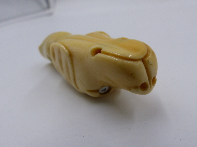 AN ANTIQUE CARVED IVORY WHISTLE IN THE FORM OF A DOG'S HEAD. W.6.5cms. - Bild 8 aus 10