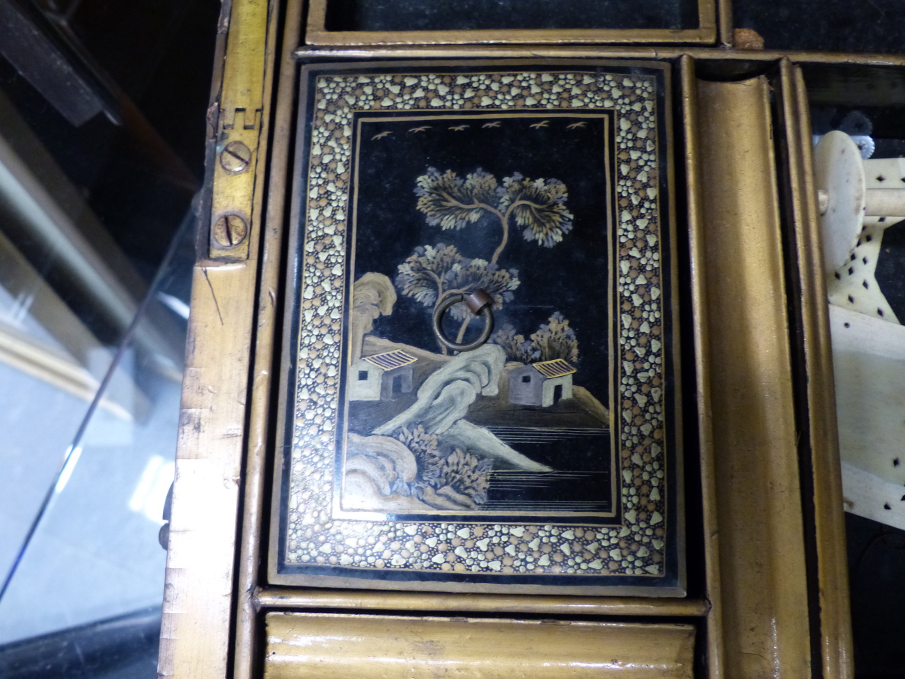 A CHINESE EXPORT LACQUER WORK/WRITING BOX WITH FITTED INTERIOR AND BASE DRAWER ENCLOSING WRITING - Image 13 of 21