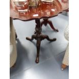 AN ANTIQUE MAHOGANY PIE CRUST TRAY TOP TRIPOD TABLE. D.65cms.