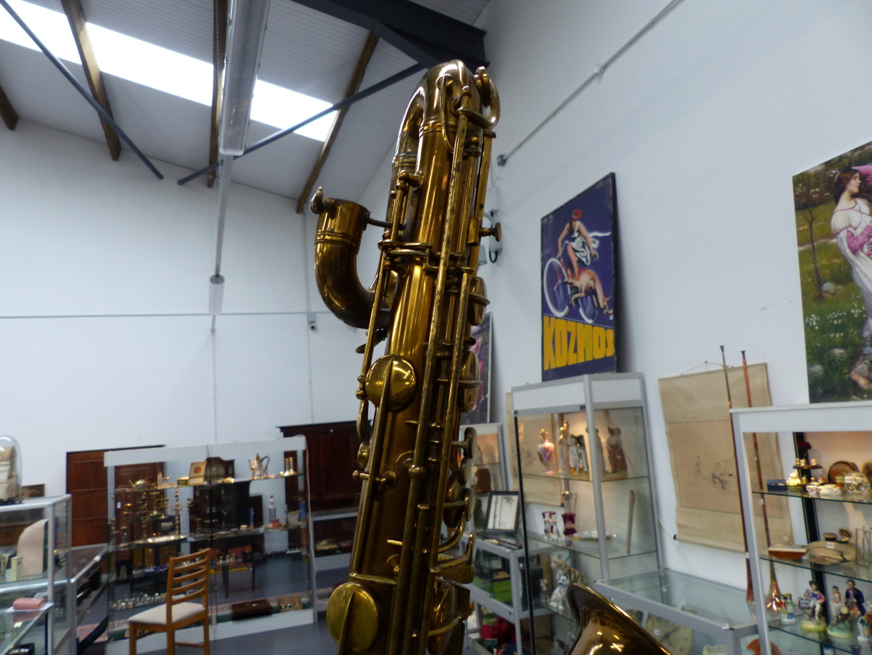 A GOOD BARITONE BRASS SAXOPHONE, PAN AMERICAN ELKHART IND.USA TOGETHER WITH A BEN DAVIS STREAMLINE - Image 9 of 17