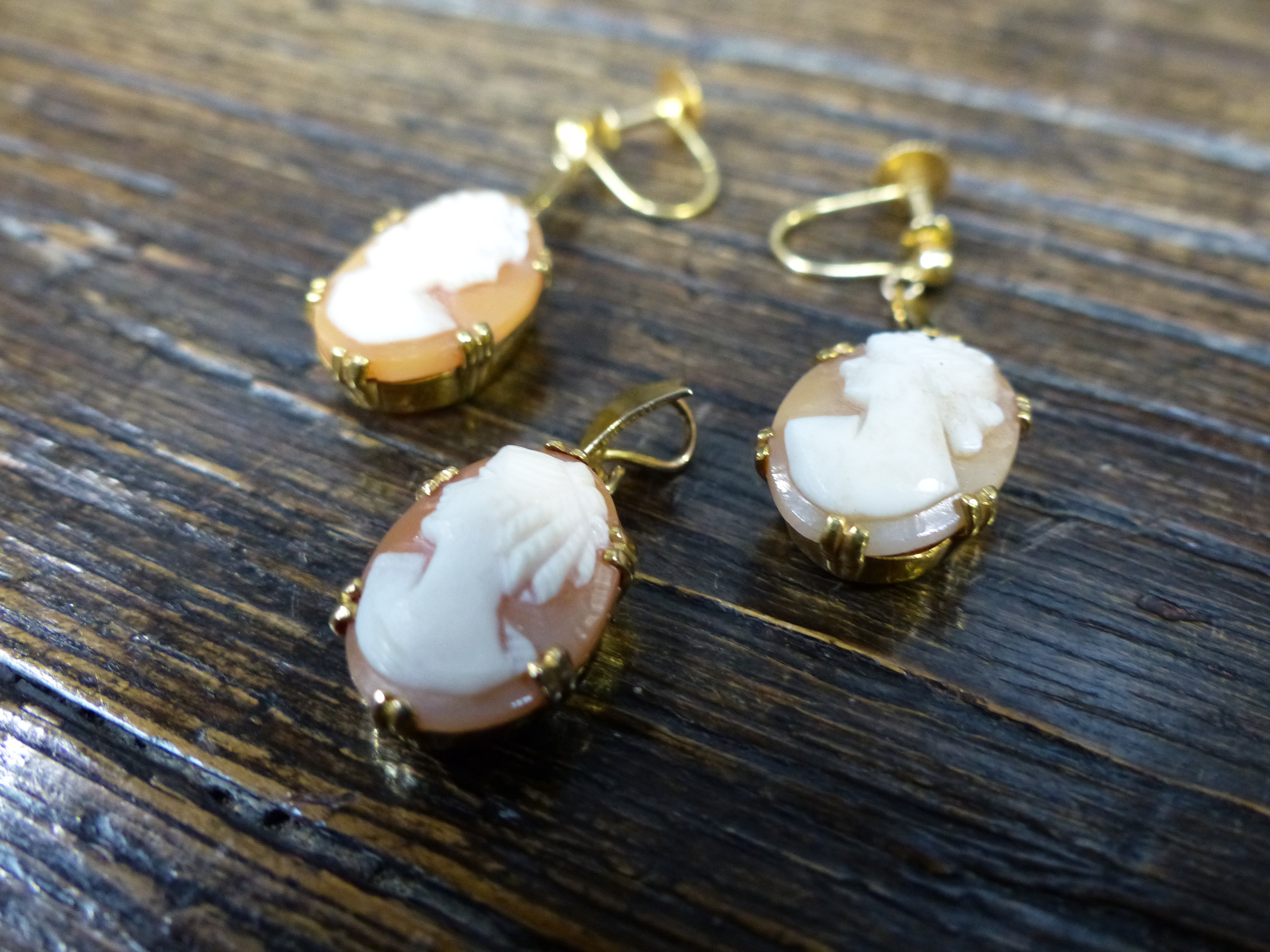 A PAIR OF 9ct GOLD SCREW BACK DROP CAMEO PORTRAIT EARRINGS, HALLMARKED CHESTER 1954, MAKERS MARK WJP - Image 4 of 14