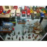 A GROUP OF VARIOUS VINTAGE DIE CAST AND TINPLATE VEHICLES, THREE SHIPS IN BOTTLES, AIRCRAFT,ETC. (