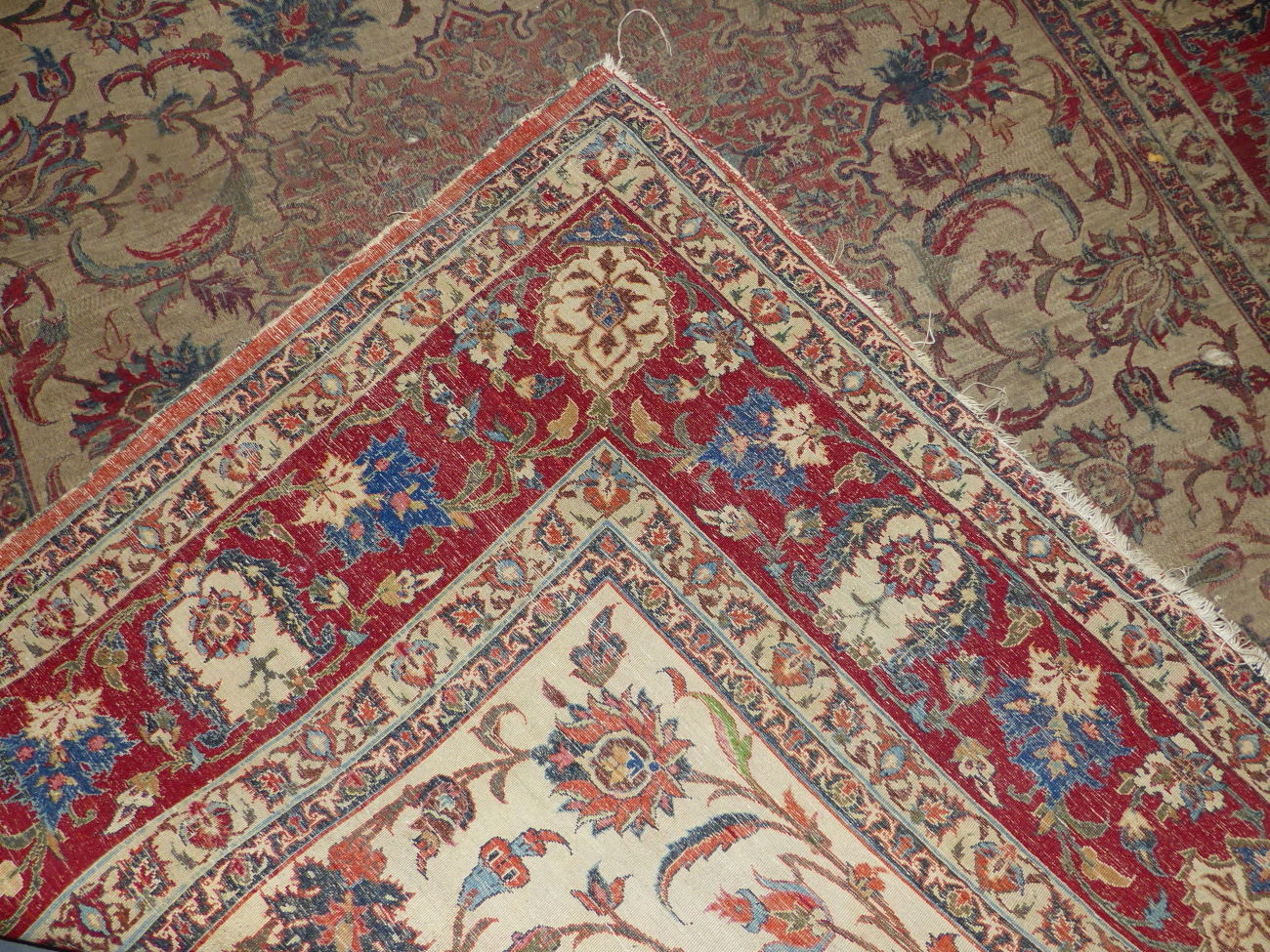 AN ANTIQUE PERSIAN ISFAHAN RUG. 207 x 145cms. - Image 7 of 7