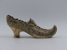 A CONTINENTAL ORNAMENT IN THE FORM OF A SHOE WITH ENGLISH IMPORT SILVER MARKS. APPROXIMATE WEIGHT