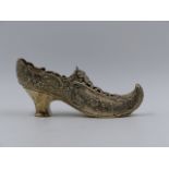 A CONTINENTAL ORNAMENT IN THE FORM OF A SHOE WITH ENGLISH IMPORT SILVER MARKS. APPROXIMATE WEIGHT