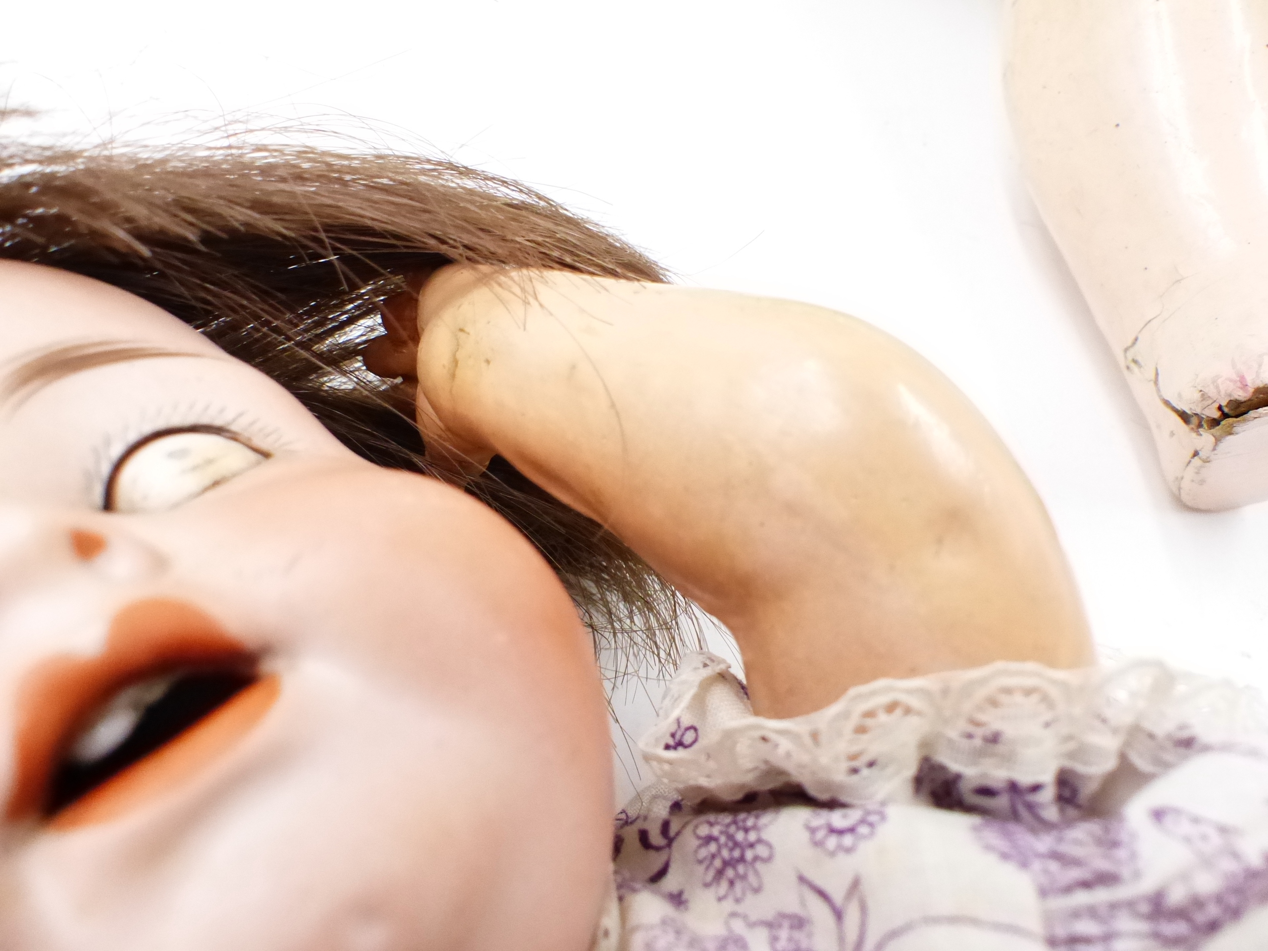 AN ANTIQUE MAX HANDWERKE BISQUE HEAD DOLL NO 283/29 WITH SLEEPING EYES AND JOINTED COMPOSITION BODAY - Image 17 of 96