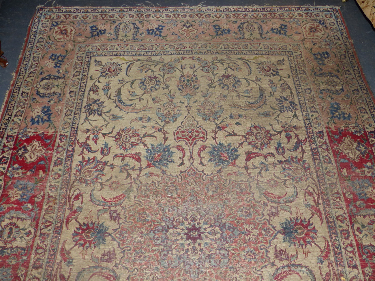 AN ANTIQUE PERSIAN ISFAHAN RUG. 207 x 145cms. - Image 3 of 7
