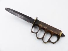 A WWI PERIOD US ARMY TRENCH FIGHTING KNIFE WITH BRASS KNUCKLE DUSTER GRIP MARKED US 1918 LF&C
