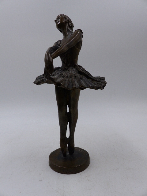 M.DAVID. (20th.C.) A BALLERINA, SIGNED BRONZE. H.20cms. - Bild 4 aus 9