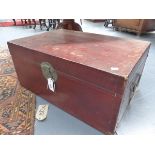 A CHINESE EXPORT PARCHMENT COVERED TRAVELLING TRUNK WITH METAL CARRYING HANDLES AND LOCKPLATES. W.