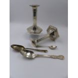 A PAIR OF HALLMARKED SILVER CANDLESTICKS, A QUEENS PATTERN LARGE SILVER SPOON AND TWO GEORGIAN