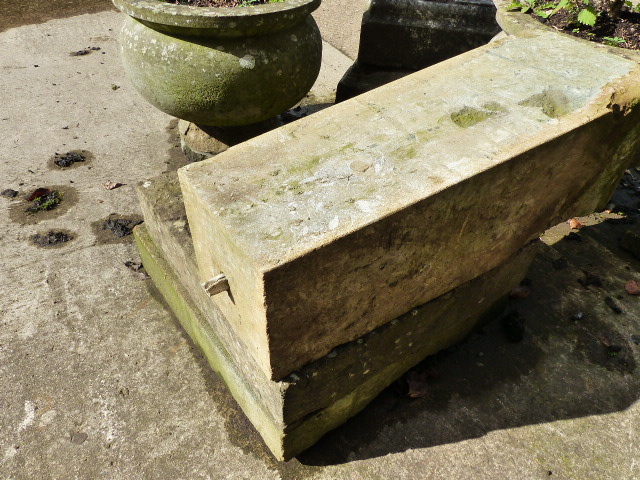 A CARVED STONE PEDESTAL BIRD BATH. - Bild 2 aus 2