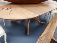 A GOOD QUALITY BESPOKE OAK EXTENDING DINING TABLE ON PEDESTAL COLUMN SUPPORT AND QUADRUPED LEGS.(