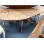 A GOOD QUALITY BESPOKE OAK EXTENDING DINING TABLE ON PEDESTAL COLUMN SUPPORT AND QUADRUPED LEGS.(