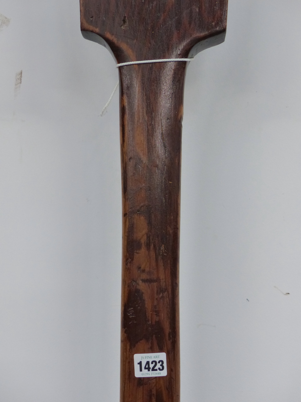 AN UNUSUAL CARVED PINE FOLK ART LARGE WOODEN SPOON, POSSIBLY A CUTLER'S SIGN. L.156cms (APPROX) - Bild 3 aus 12