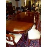 A GOOD LATE VICTORIAN MAHOGANY WIND OUT EXTENDING DINING TABLE ON TURNED AND CARVED LEGS WITH CAS