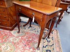 A GEORGIAN ONE DRAWER SIDE TABLE WITH MOULDED EDGE TOP AND SHAPED APRON ON PAD FEET. H.72 x W.