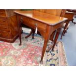 A GEORGIAN ONE DRAWER SIDE TABLE WITH MOULDED EDGE TOP AND SHAPED APRON ON PAD FEET. H.72 x W.