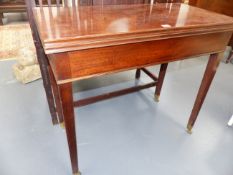 A LATE GEORGIAN MAHOGANY TEA TABLE WITH STRAIGHT TAPERED LEGS ENDING IN BRASS CASTORS. H.76 x W.