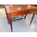 A LATE GEORGIAN MAHOGANY TEA TABLE WITH STRAIGHT TAPERED LEGS ENDING IN BRASS CASTORS. H.76 x W.