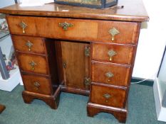 A SMALL INLAID WALNUT EARLY GEORGIAN AND LATER KNEEHOLE DESK WITH FRIEZE DRAWER ABOVE TWO BANKS OF