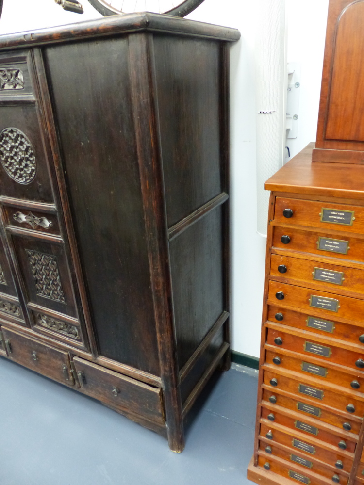 AN IMPRESSIVE CHINESE CARVED CABINET WITH TWO PIERCED PANEL DOORS ABOVE THREE BASE DRAWERS. H.166 - Image 3 of 29