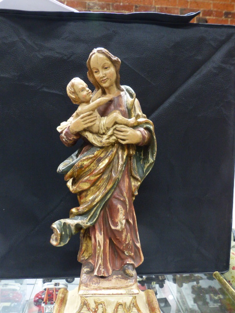 A CONTINENTAL CARVED AND POLYCHROME STANDING FIGURAL GROUP OF THE MADONNA AND CHILD WITH GILT - Bild 3 aus 32