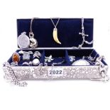 A GOOD SELECTION OF VARIOUS SILVER AND WHITE METAL JEWELLERY TO INCLUDE AN AMBER RING, A VINTAGE T-