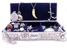 A GOOD SELECTION OF VARIOUS SILVER AND WHITE METAL JEWELLERY TO INCLUDE AN AMBER RING, A VINTAGE T-