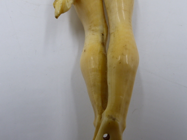 AN ANTIQUE CARVED IVORY CORPUS CHRISTI. H.22cms. - Bild 5 aus 20