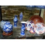 A COLLECTIVE LOT OF ORIENTAL CERAMICS TO INCLUDE CHINESE BLUE AND WHITE WARES, JAPANESE IMARI AND