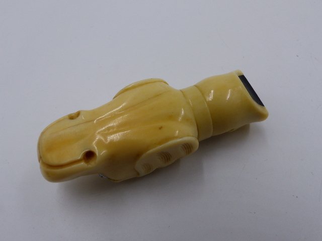 AN ANTIQUE CARVED IVORY WHISTLE IN THE FORM OF A DOG'S HEAD. W.6.5cms. - Bild 6 aus 10