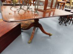 A REGENCY MAHOGANY DROP LEAF EXTENDING DINING TABLE, ONE CENTRAL LEAF, MOULDED EDGE TOP, FOUR REEDED