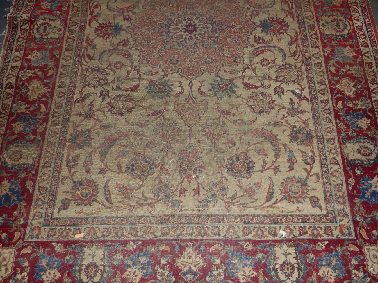 AN ANTIQUE PERSIAN ISFAHAN RUG. 207 x 145cms. - Image 2 of 7