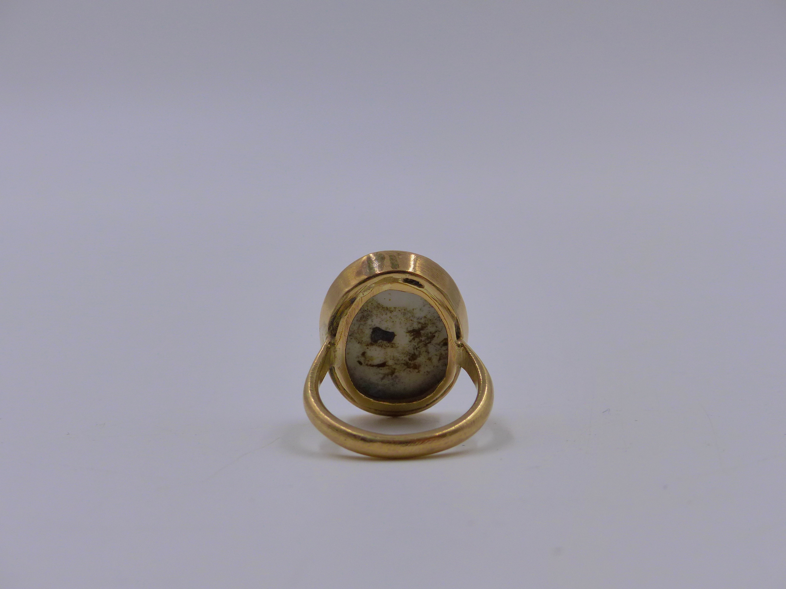 A PAINTED PORTRAIT MINIATURE RING OF A SCOTTISH LADY IN NATIONAL DRESS, HALLMARKED 9ct. GOLD CHESTER - Image 3 of 4